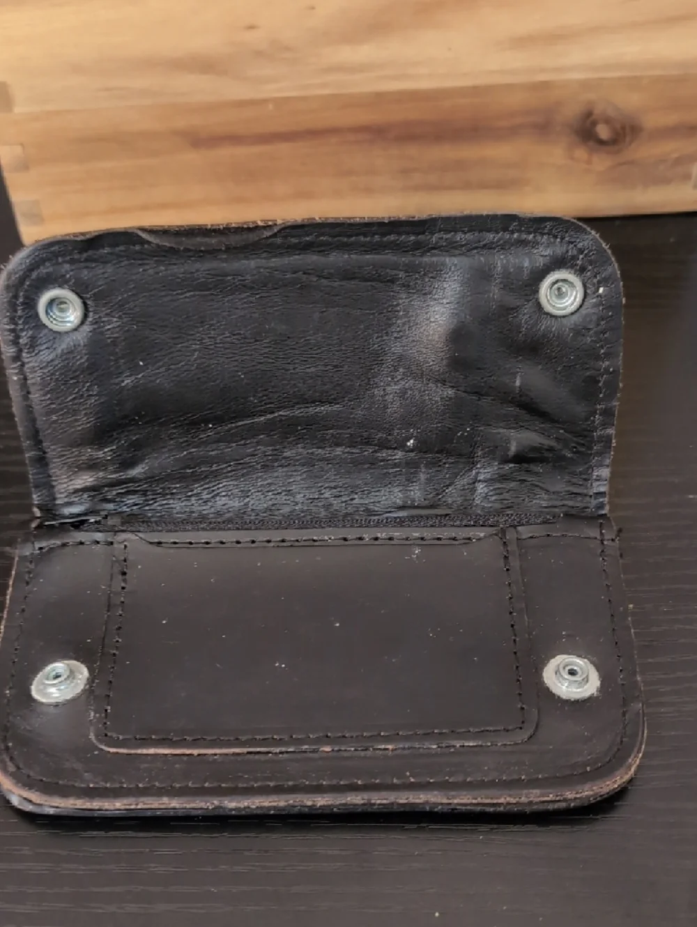 Hard Rock Cafe dark brown leather zip and snap wallet - Picture 4 of 6